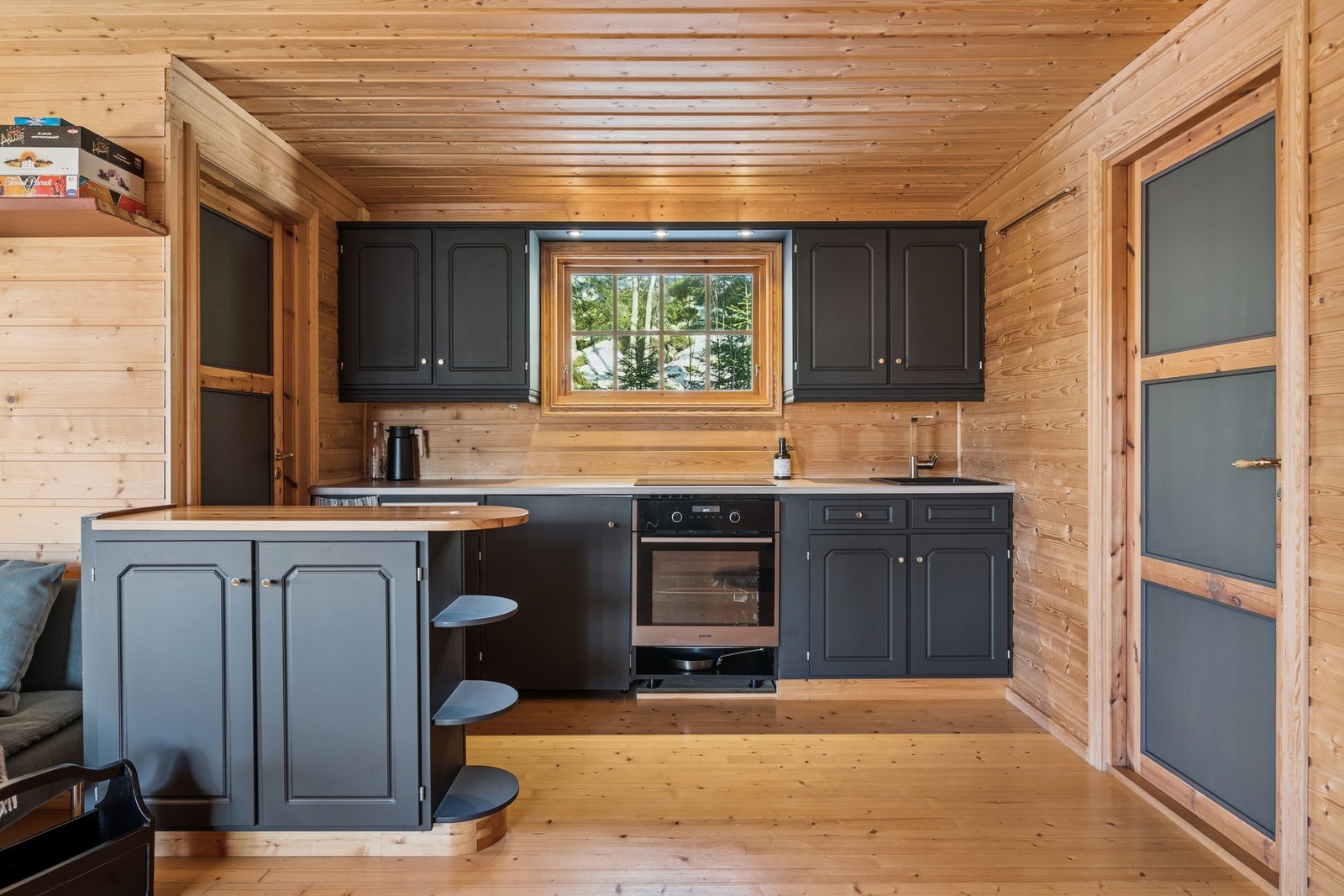 Det er malt heltre på både skrog og fronter. Integrert stekeovn og nedfelt platetopp samt kjøleskap. Galleribilde