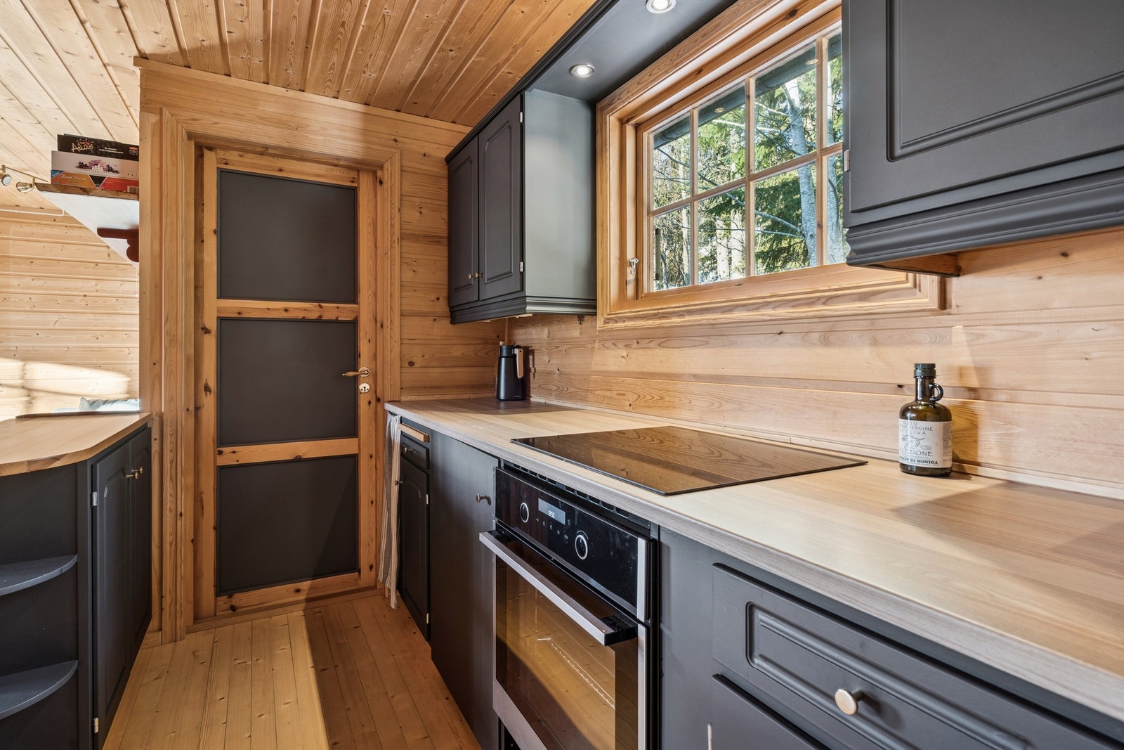 Laminert benkeplate med nedsenket utslagsvask og ettgreps armatur. Galleribilde