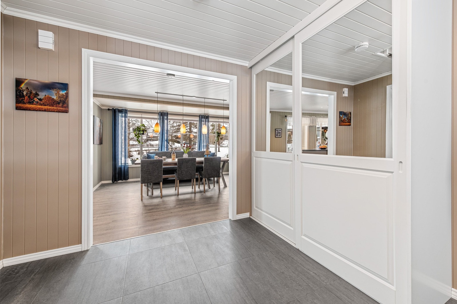 Stor skyvedørsgarderobe er praktisk for yttertøy og sko Galleribilde