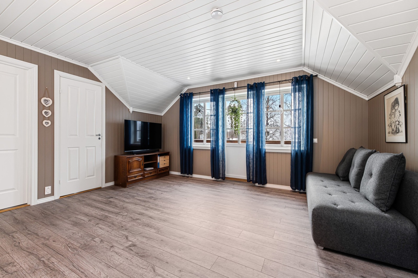 Fra stuen i 2. etasje er det utgang til balkong Galleribilde