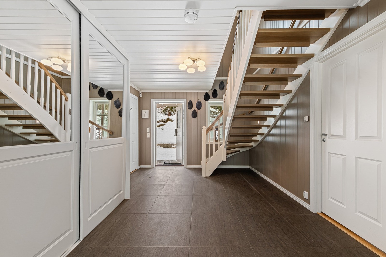 Stor flislagt hall med fliser på gulv med gulvbåren gulvvarme Galleribilde