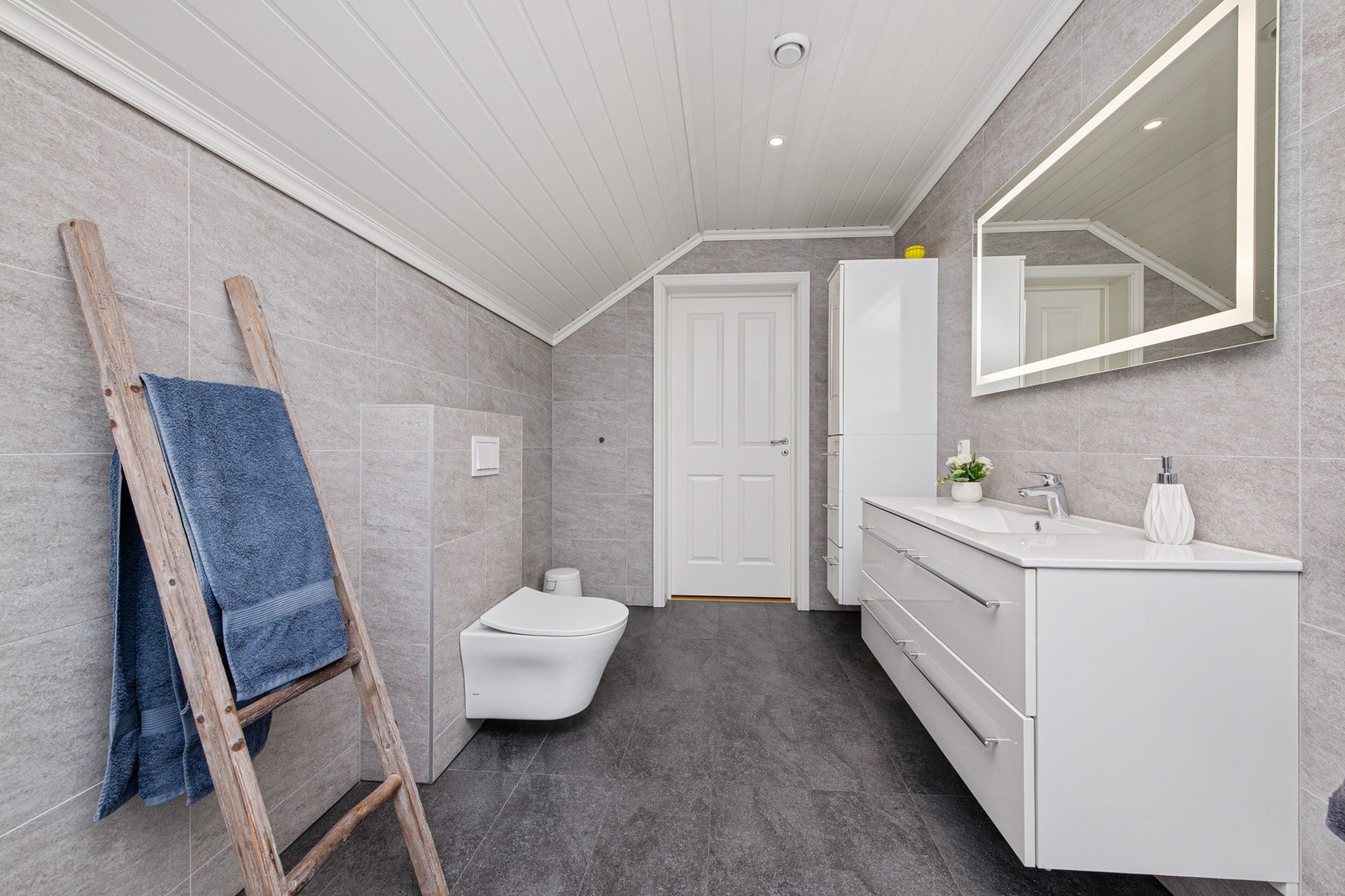 Stort bad i 2. etasje med fliser på gulv og vegger. Vannbåren gulvvarme. Galleribilde