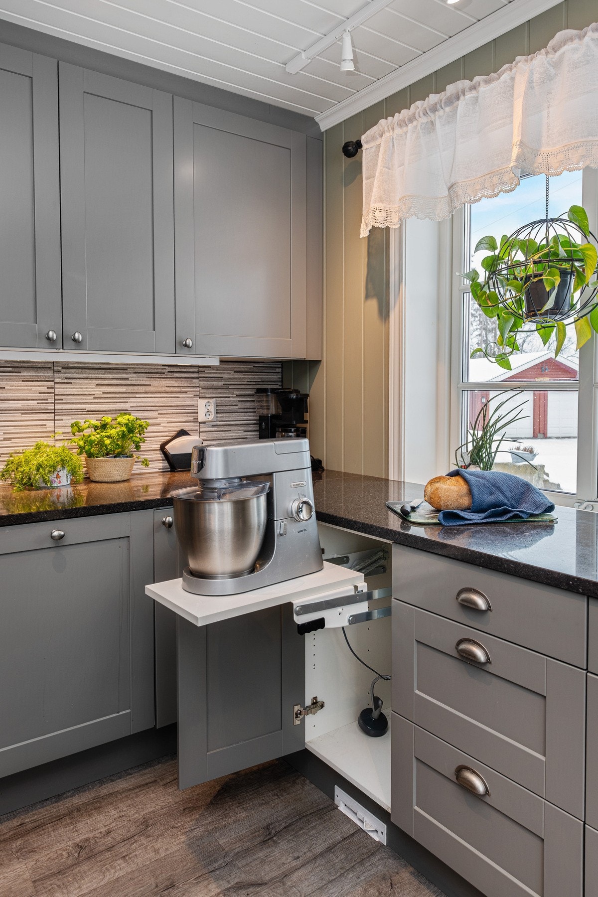 Praktisk hylle for kjøkkenmaskin Galleribilde