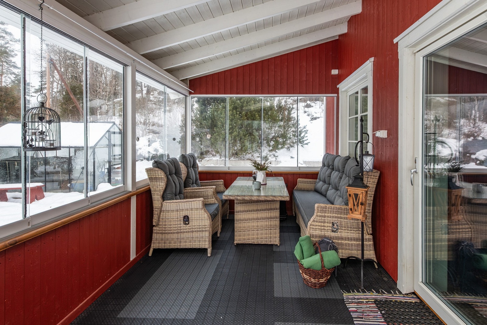 Fra sommerstuen er det utgang til 50 m² terrasse som ligger vendt mot syd/vest. Galleribilde