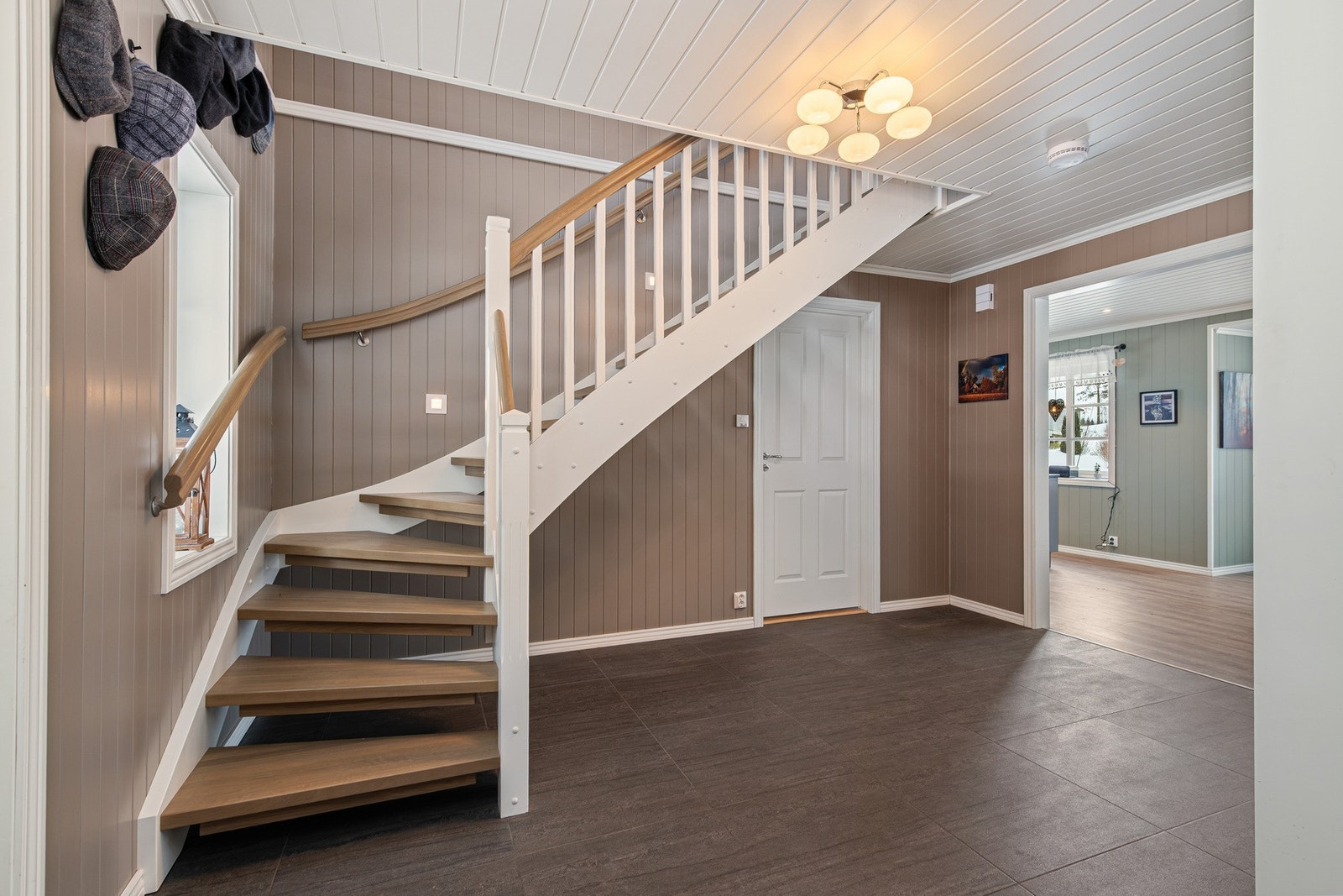 Trapp fra hallen opp til 2. etasje Galleribilde