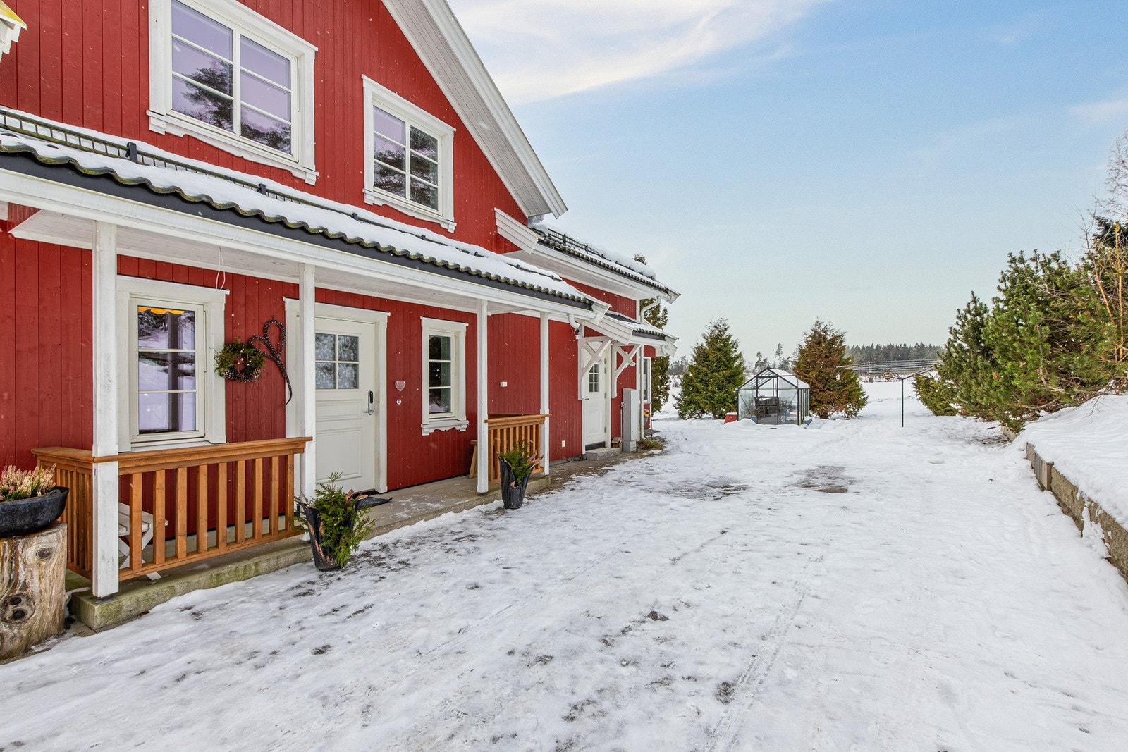 Stor gårdsplass med belegningsstein Galleribilde