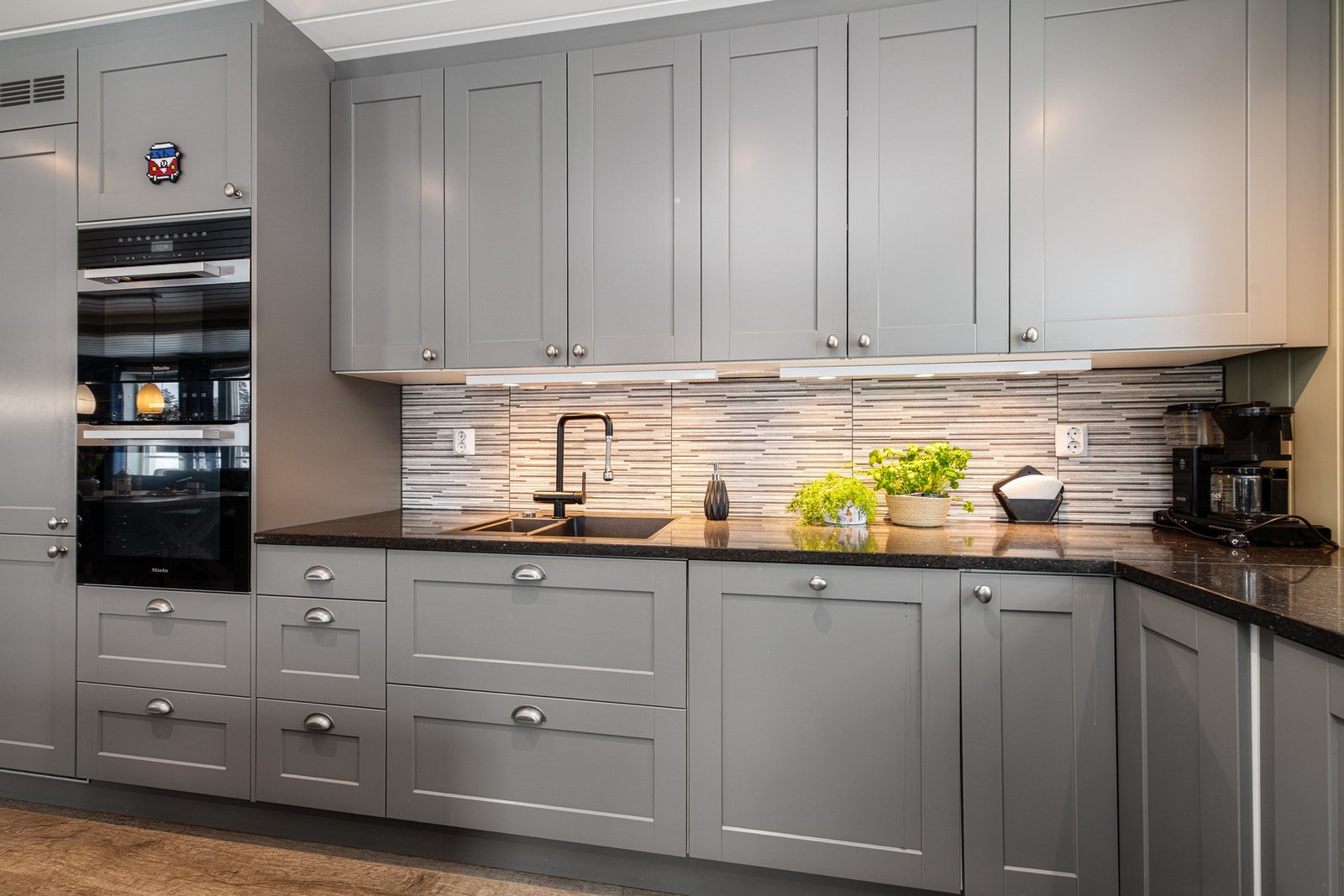 Grå profilert innredning med eksklusive benkeplater i stein fra Askim Steinindustri, Galleribilde