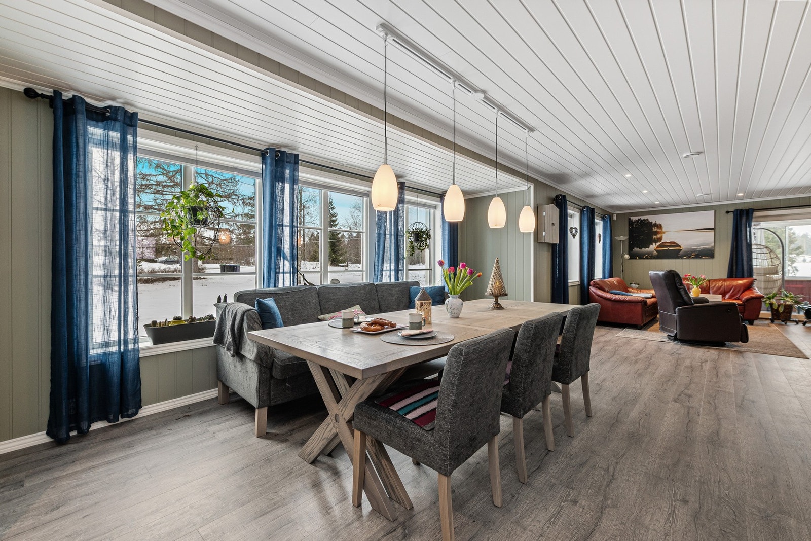 Stuen er meget romslig og det er sone for både spisebord og sofagruppe. Galleribilde