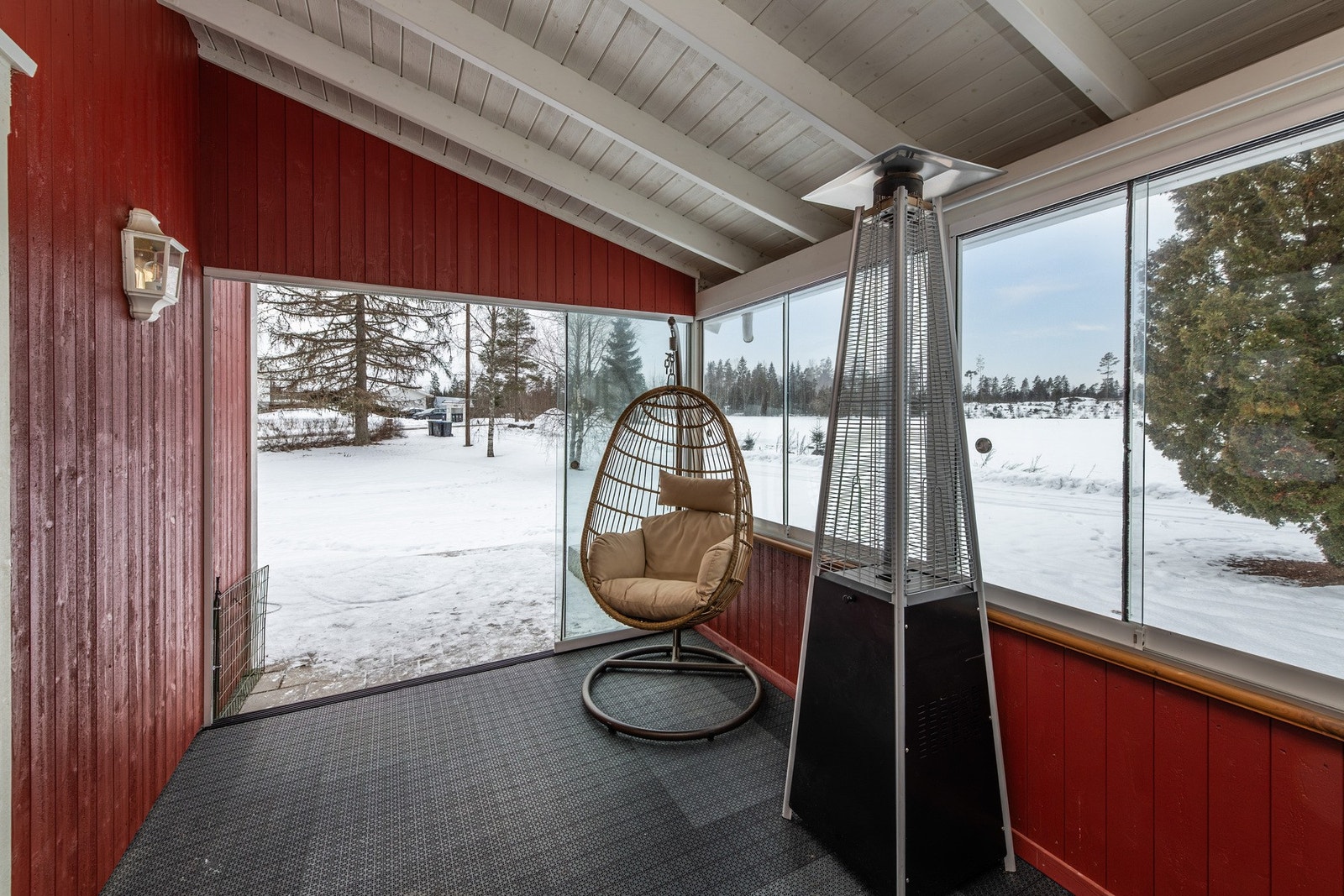 Overbygget sommerstue på15 m ² med skyvbare glassfelter Galleribilde