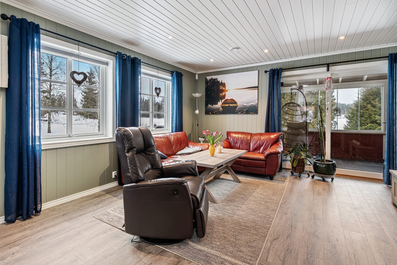 Delen av stuen som har plass sofagruppe og TV Galleribilde