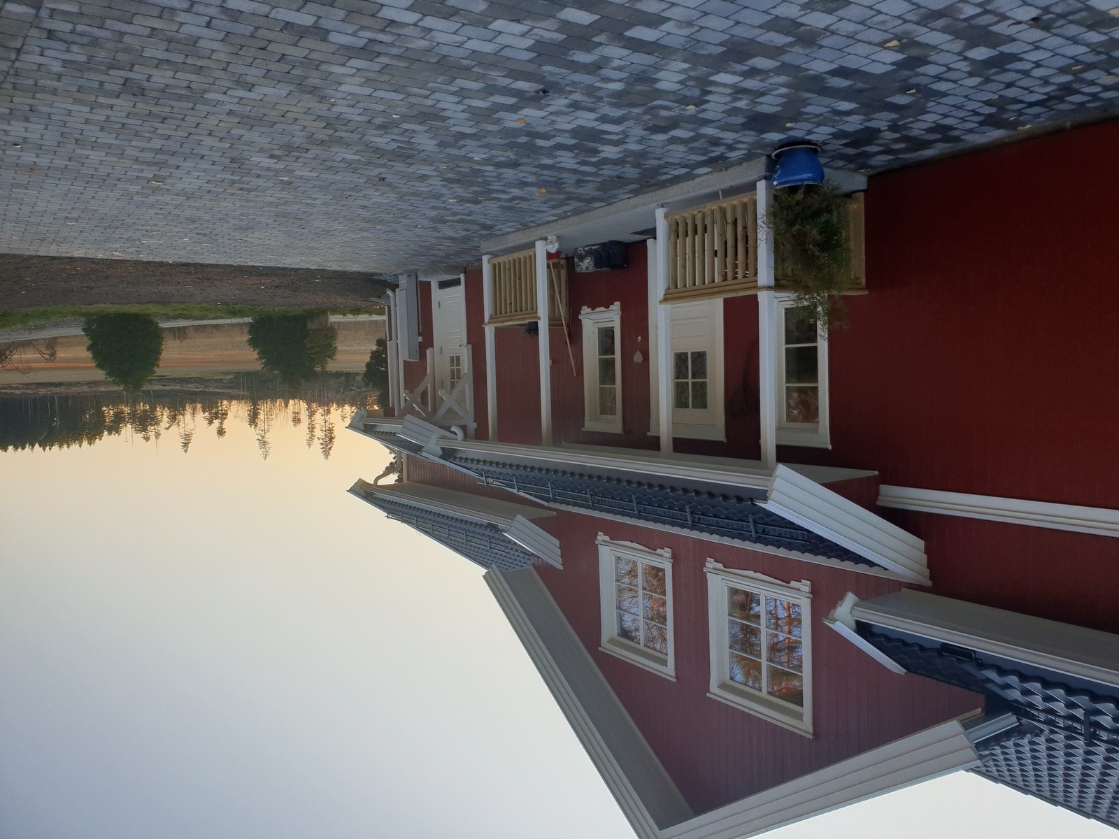 Bilde tatt av eier. Stor steinlagt gårdsplass. Galleribilde