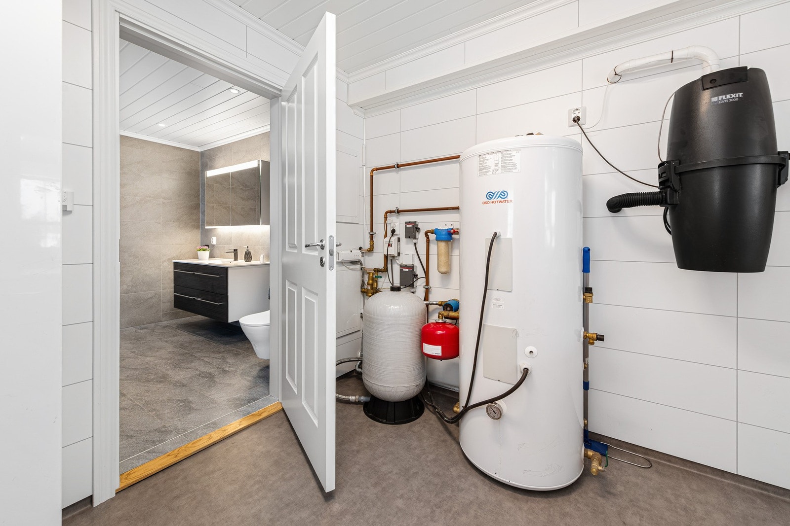 Her ser du varmtvannstank og trykktanken for borevannet Galleribilde