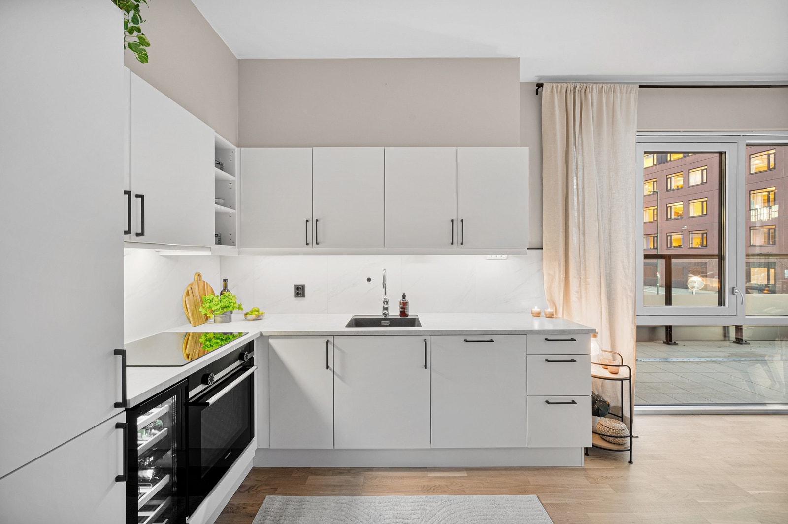 Lyst og tidsriktig kjøkken med god skap- og benkeplass. Galleribilde