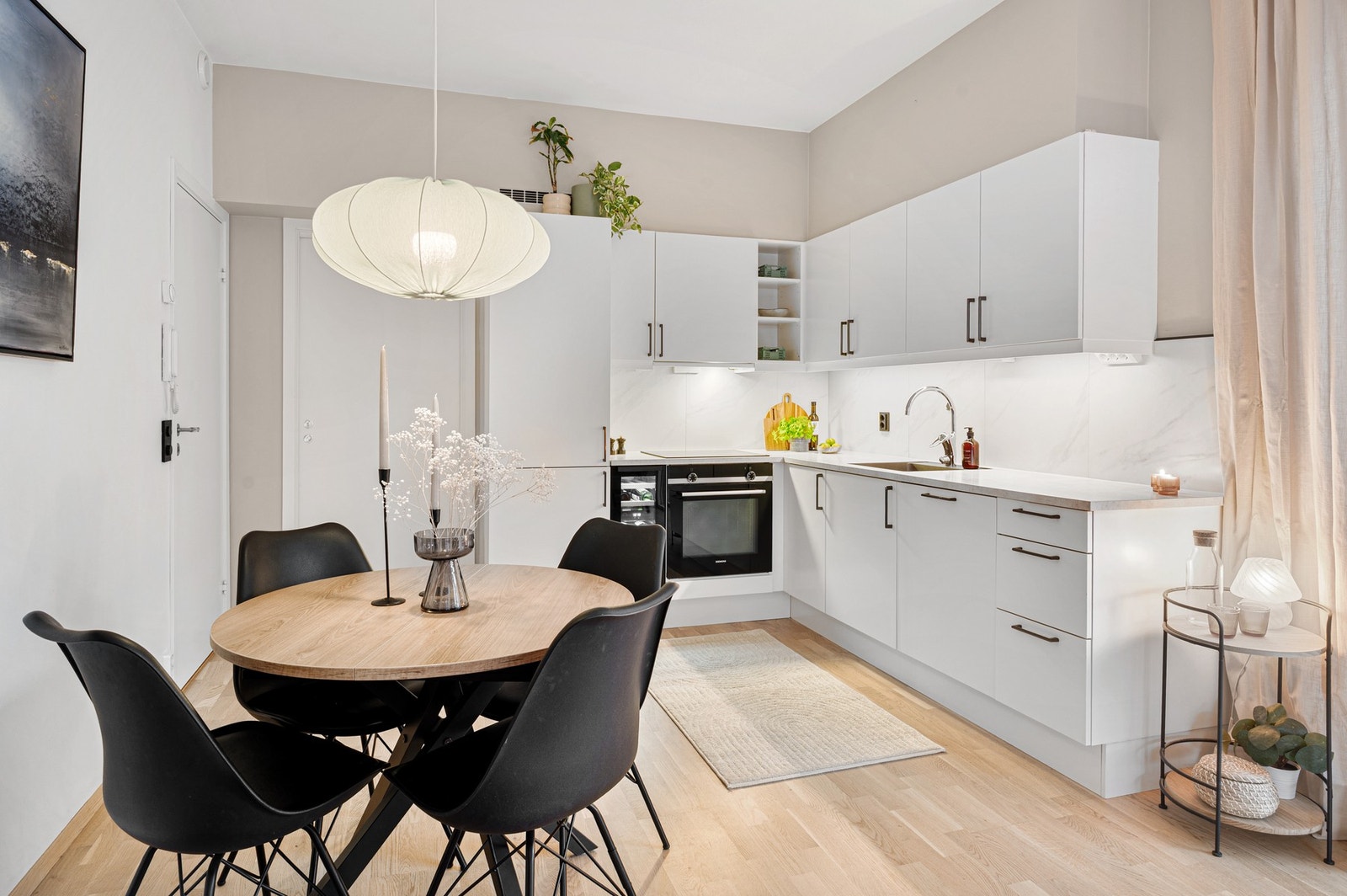 God plass til spisegruppe ved kjøkkensone. Galleribilde