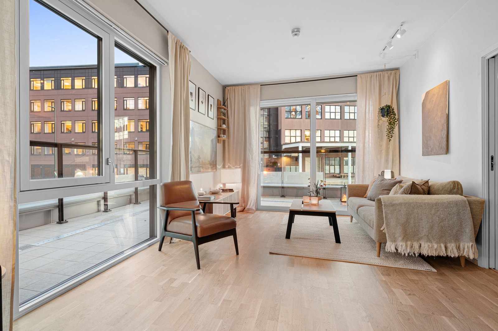 Leiligheten ble ferdigstilt i 2021 og består av tidsriktige og fine materialvalg. Galleribilde