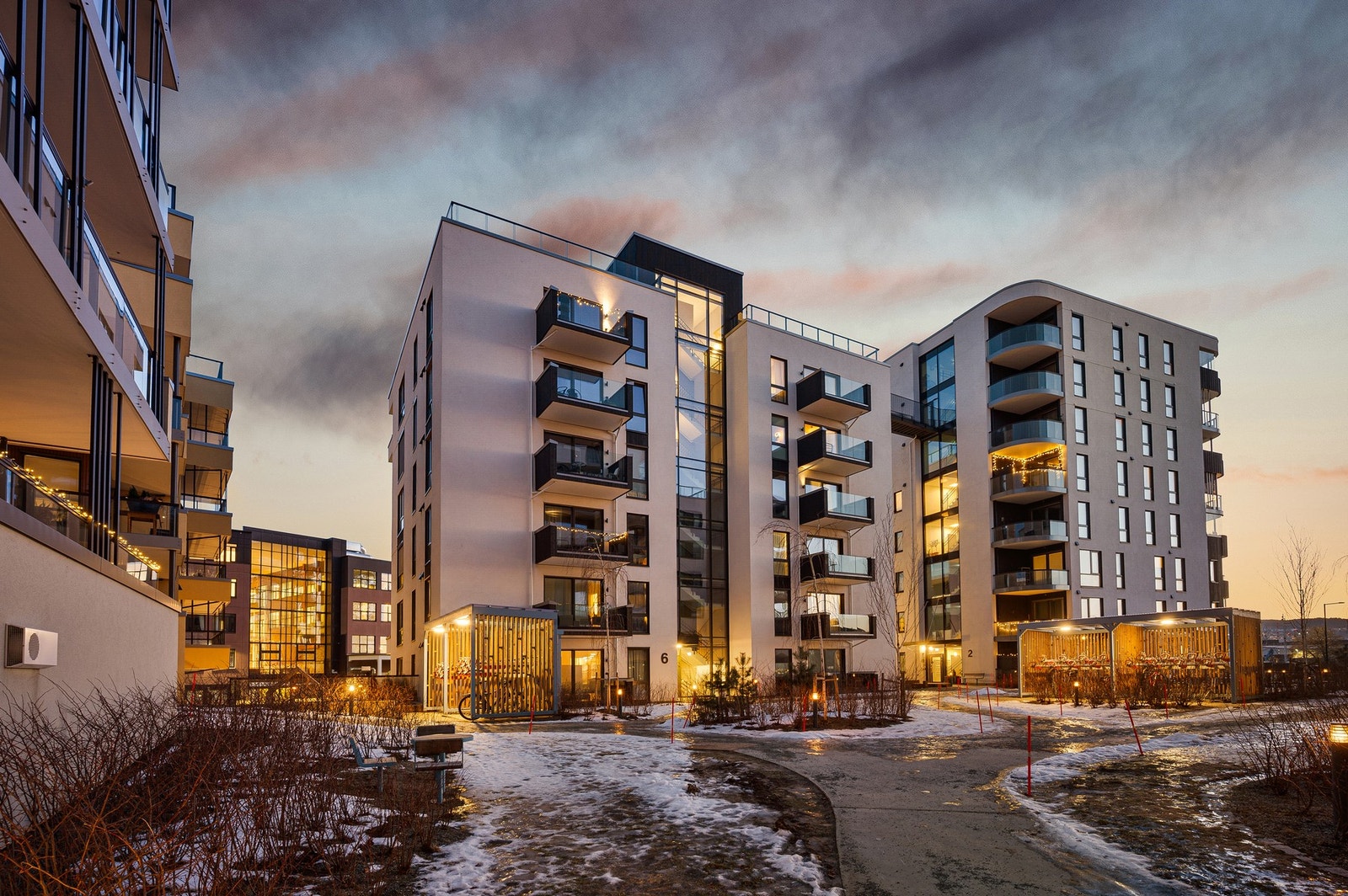 Attraktiv beliggenhet på Øvre Nyhavna med moderne boligbebyggelse og kort vei til byliv, servicetilbud og sjøen. Galleribilde