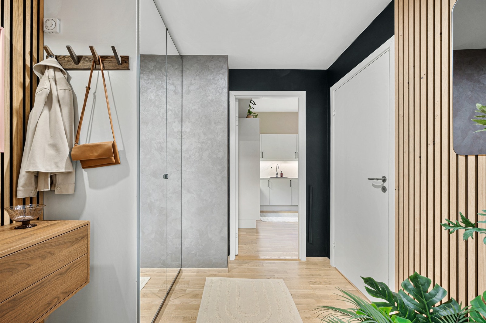 Innbydende entré med god plass til yttertøy og oppbevaring. Galleribilde