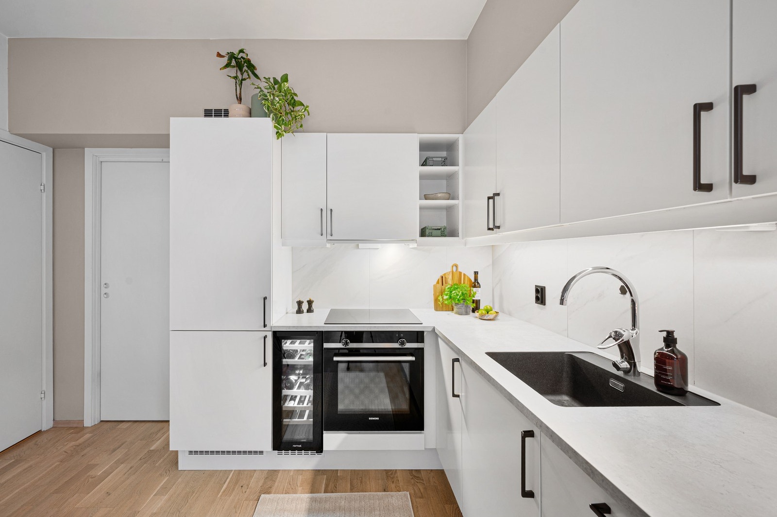 Kjøkkenet er i fine materialvalg og har integrerte hvitvarer. Galleribilde