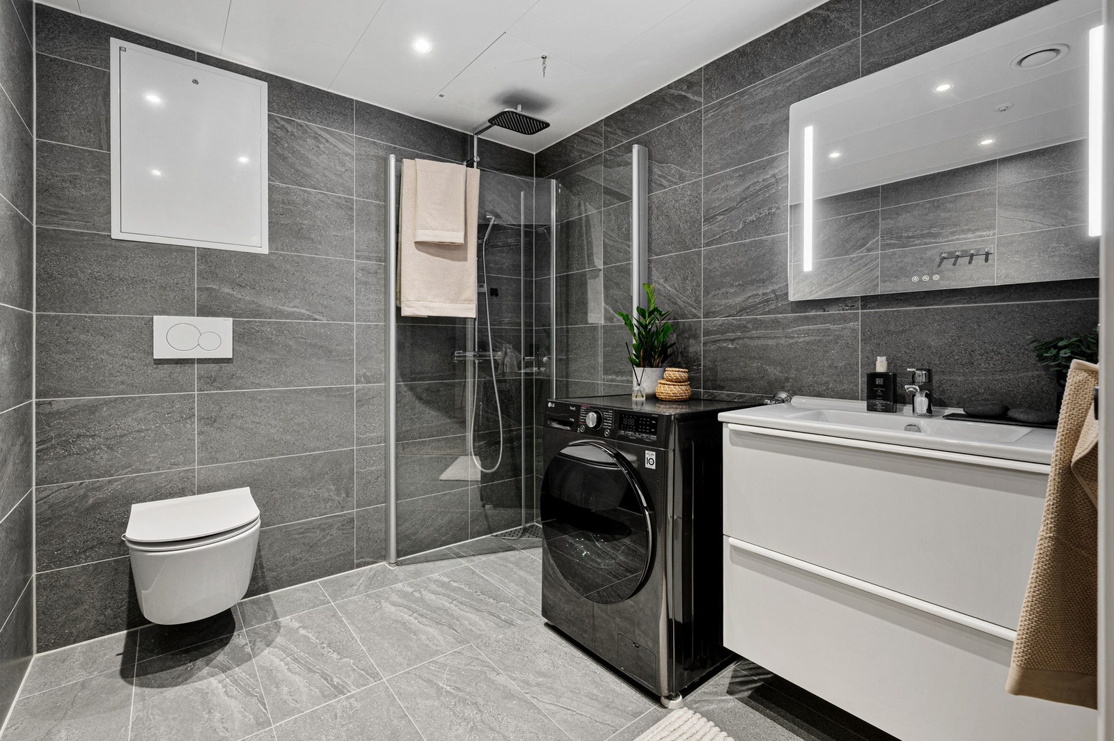 Særdeles flott baderom med opplegg for vaskemaskin. Galleribilde