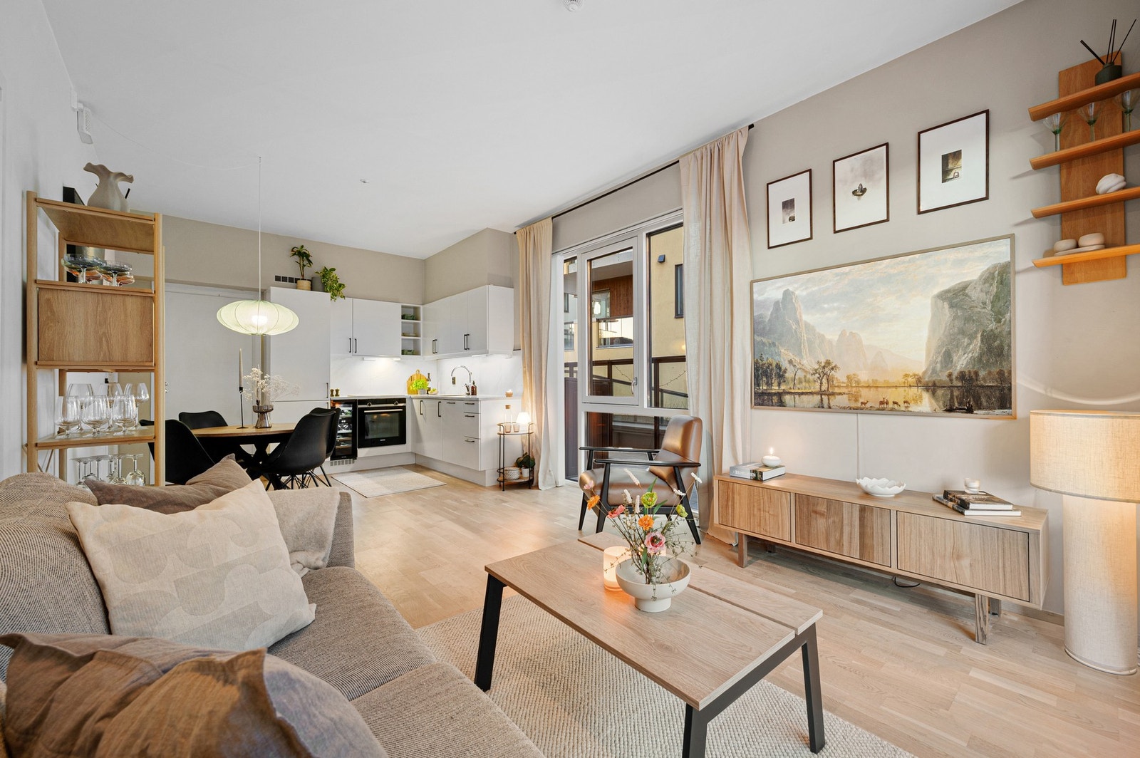 Leiligheten har store vindusflater og god takhøyde som gir en god og luftig romfølelse. Galleribilde