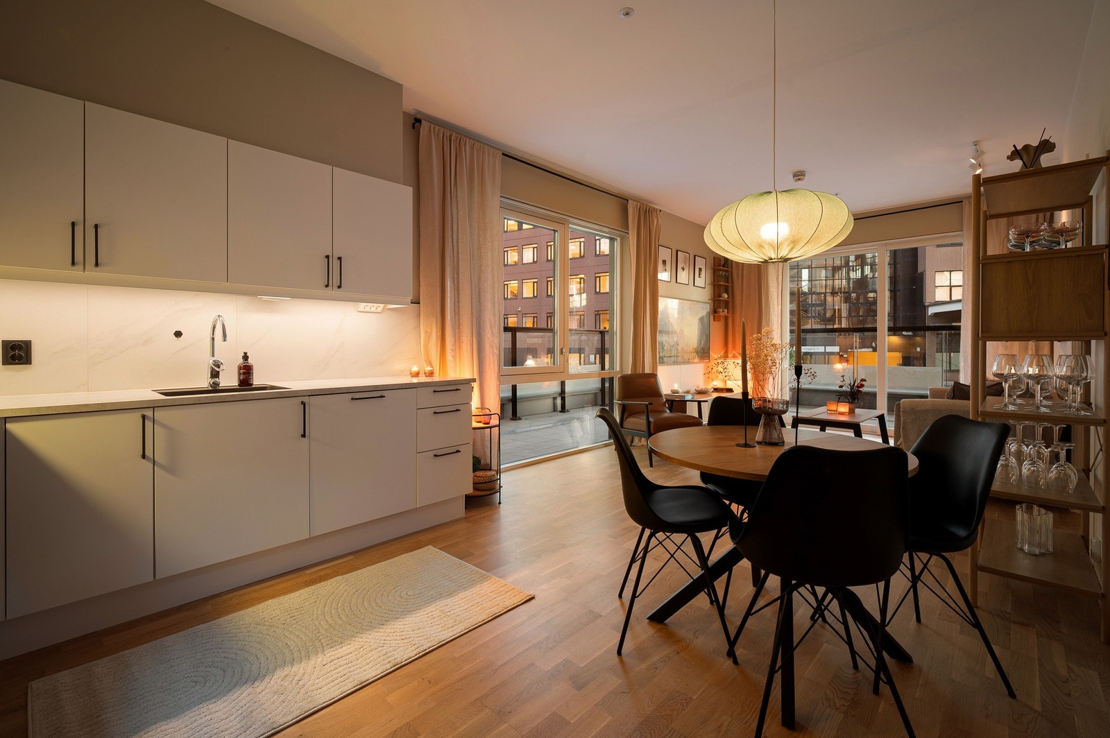 Leiligheten har en ypperlig beliggenhet på Øvre Nyhavna, med store oppholdsrom og fantastisk uteplass. Galleribilde