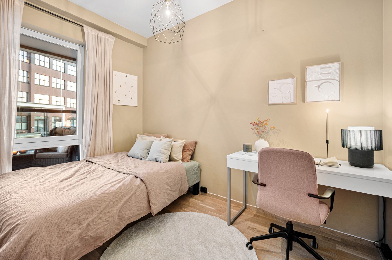 Soverom 2 med god plass til seng og skrivebord. Galleribilde