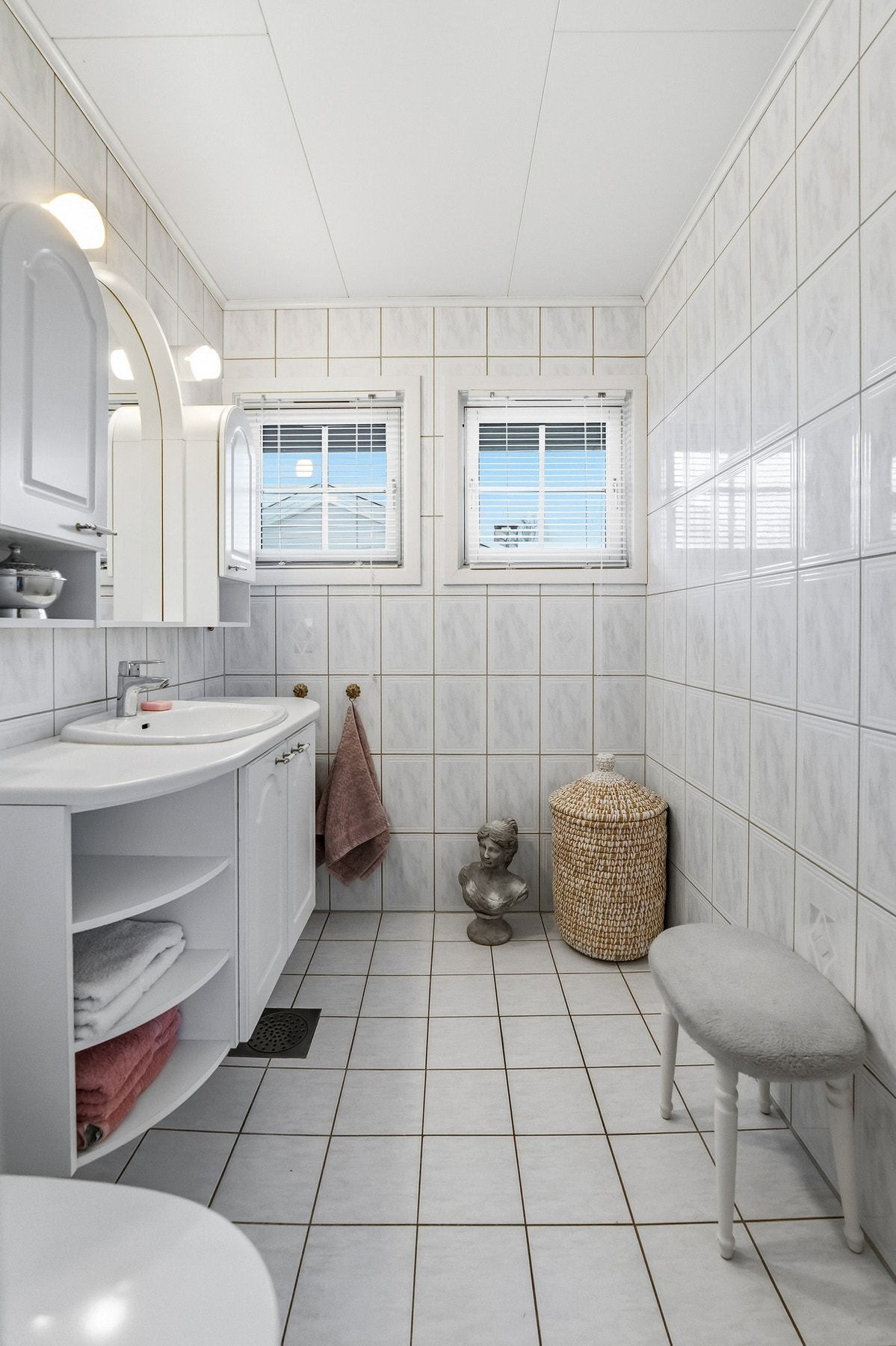 Det gjøres oppmerksom på at rommet i henhold til byggetegninger er godkjent som et fullverdig bad, men at det per i dag ikke er etablert dusjgarnityr. Galleribilde