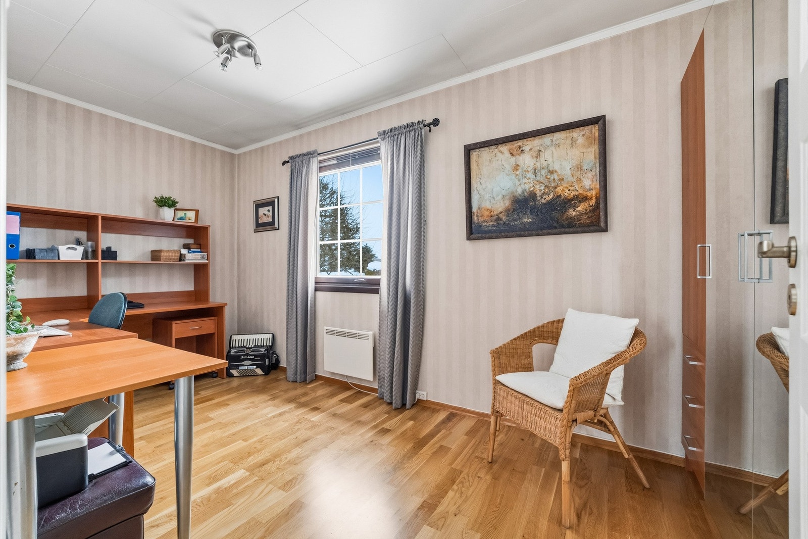 Soverom 2 fremstår som romslig med lyse tapetserte veggflater, parkett på gulv, garderobeskap og godt lysinnslipp. Galleribilde