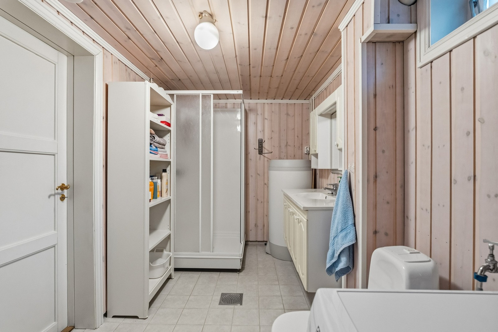 Innredningen består av profilert baderomsmøblement, speil, toalett og frittstående dusjkabinett. Galleribilde