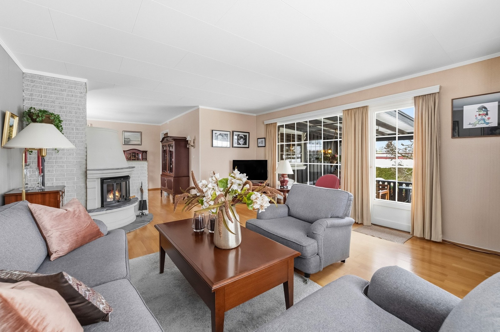 På gulvet er det lagt trestavs eikeparkett som strekker seg sømløst inn i kjøkken og gang. Stuen har god plass til sofagruppe og øvrig møblement. Galleribilde