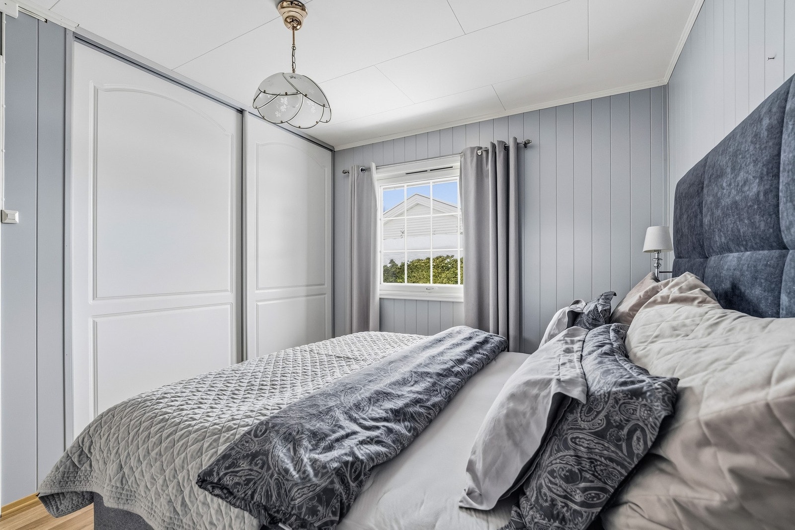 Det er etablert praktisk skyvedørsgarderobe. Galleribilde