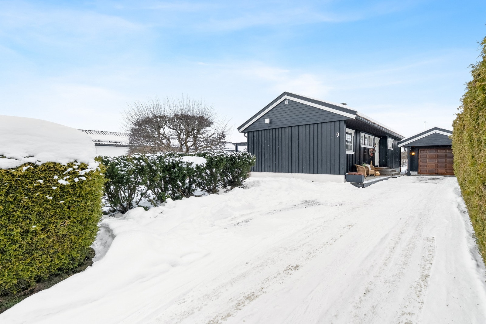 Parkering i frittstående enkel garasje. For øvrig er det gode parkeringsmuligheter på den gruslagte gårdsplassen. Galleribilde