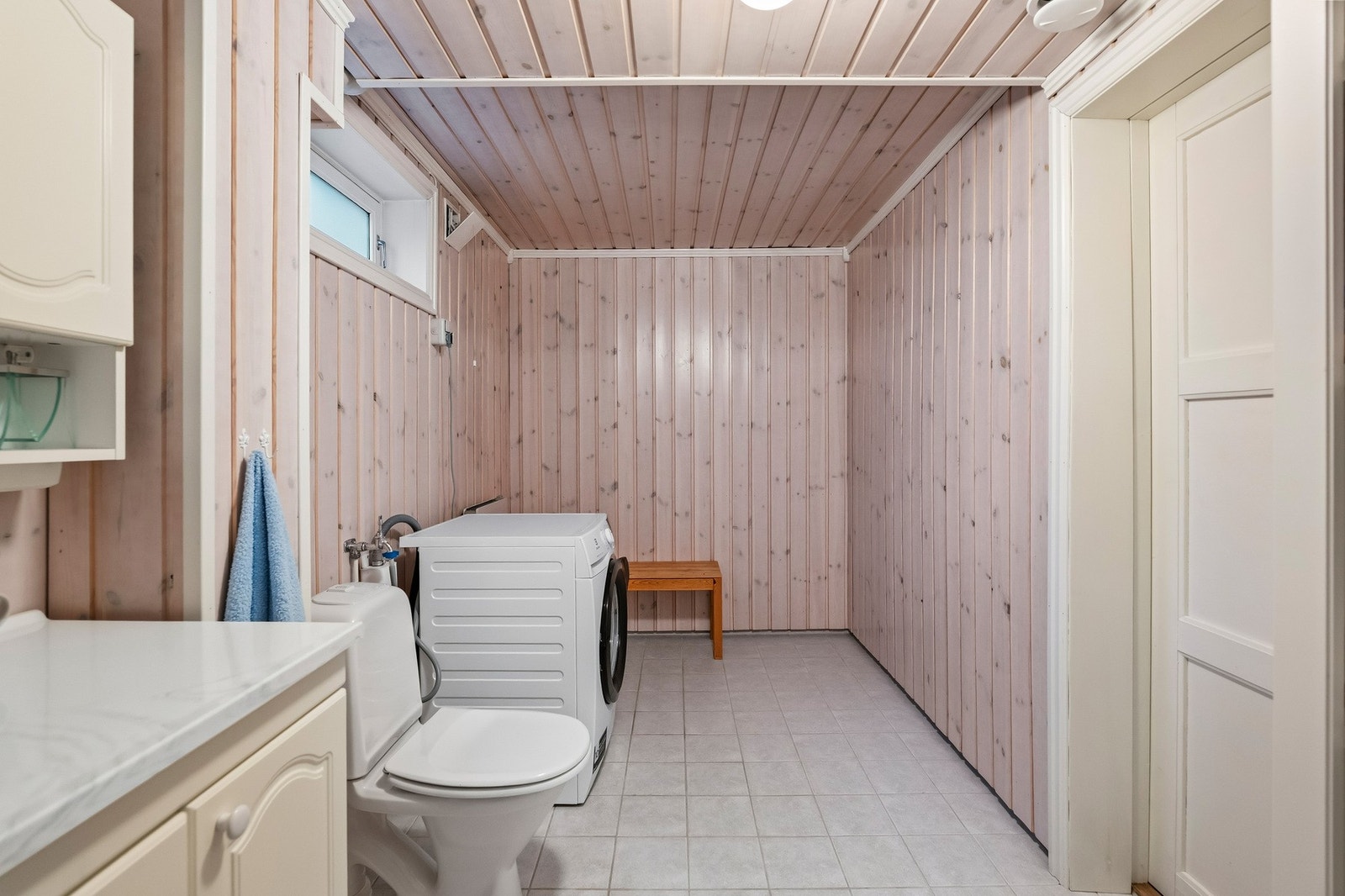 Det er opplegg og plass for både vaskemaskin og tørketrommel, og boligens varmtvannsbereder er plassert her. Galleribilde