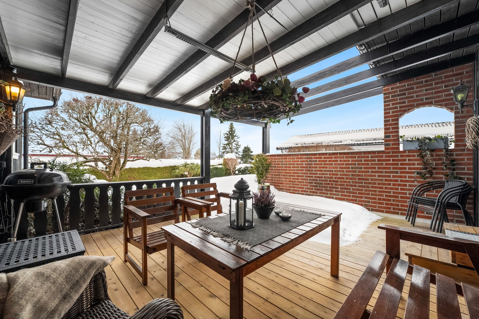 Fra stuen er det utgang til en stor, solrik og delvis overbygd terrasse hvor man kan nyte gode solforhold gjennom store deler av dagen. Galleribilde