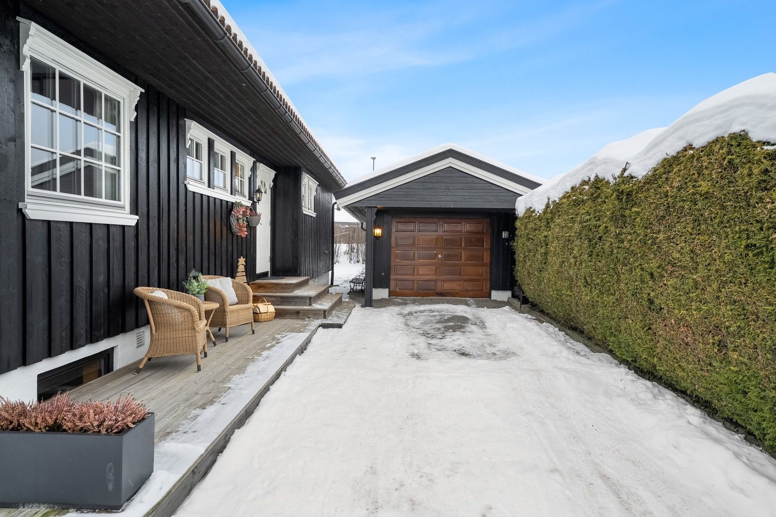 Ved inngangspartiet er det etablert en koselig frokostterrasse, perfekt for morgenkaffen og hyggelige stunder ute. Galleribilde