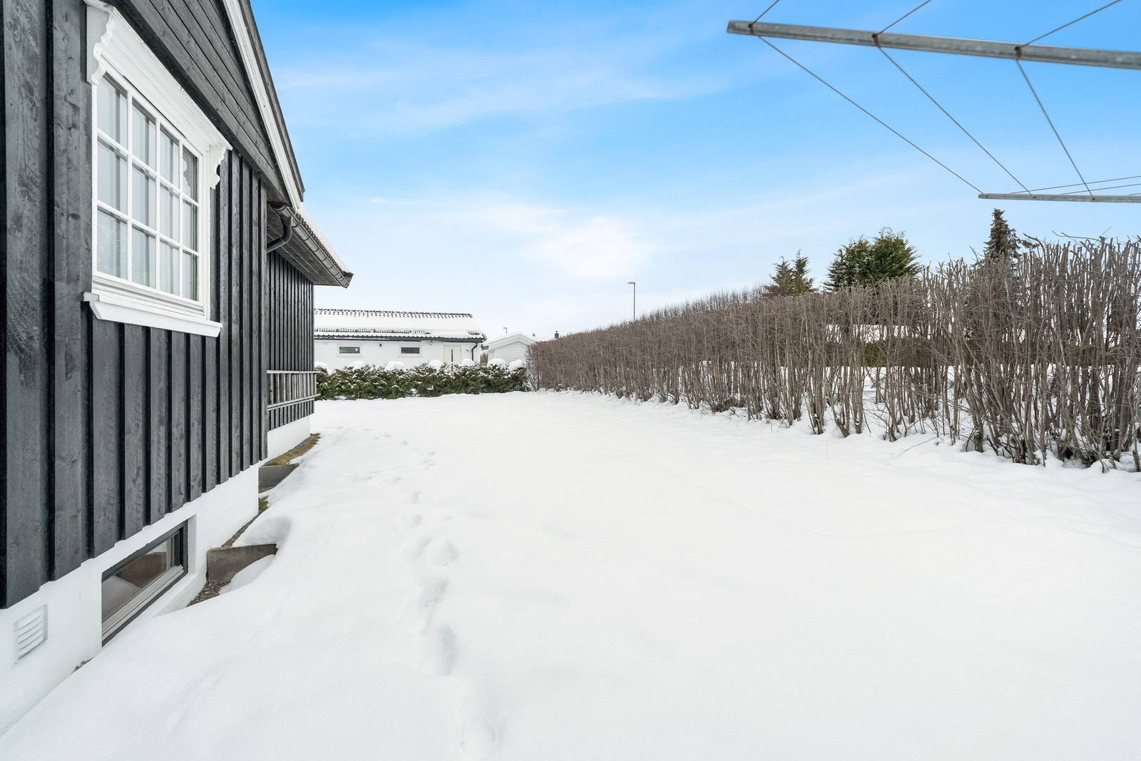 Det er satt opp hekk rundt store deler av eiendommen som skjermer godt mot sjenerende innsyn. Galleribilde