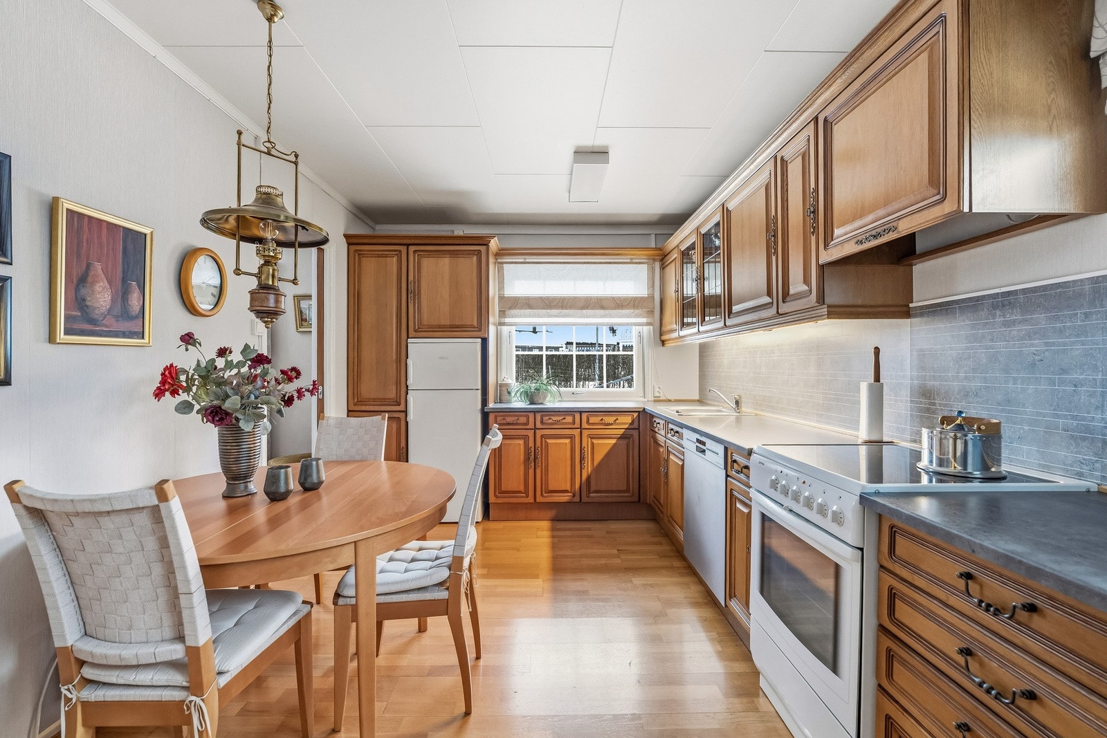 Av hvitevarer medfølger frittstående stekeovn, oppvaskmaskin og kombinert kjøl/frys. Kjøkkenet har god plass til spisebord. Galleribilde