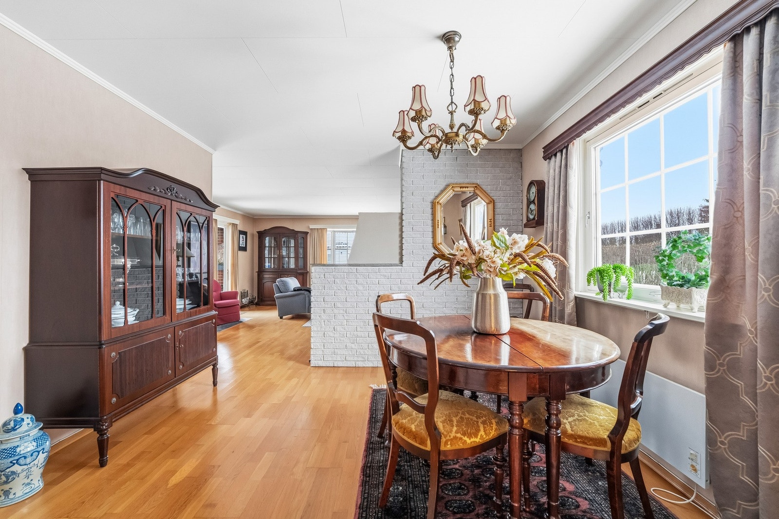 Spisestuen ligger i naturlig tilknytning til kjøkkenet og innbyr til hyggelige måltider med familie og venner. Galleribilde