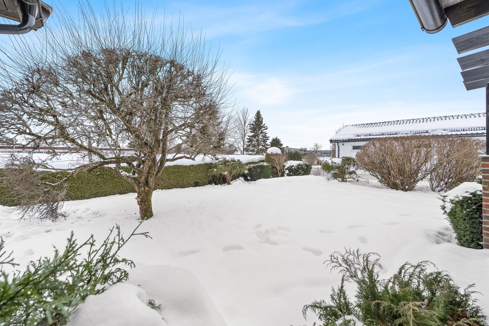 Eiendommen har en stor flat og skjermet hage på 799,5 kvm, to solrike terrasser og gode uteområder for lek og hygge. Galleribilde