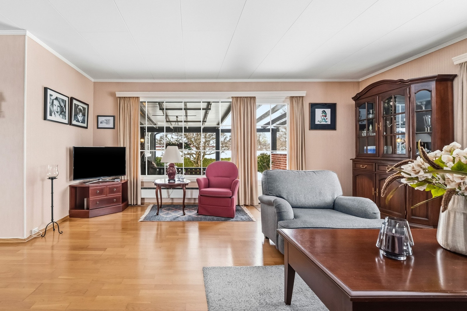 Store vindusflater i flere himmelretninger gir rikelig med naturlig lys og en luftig romfølelse. Galleribilde