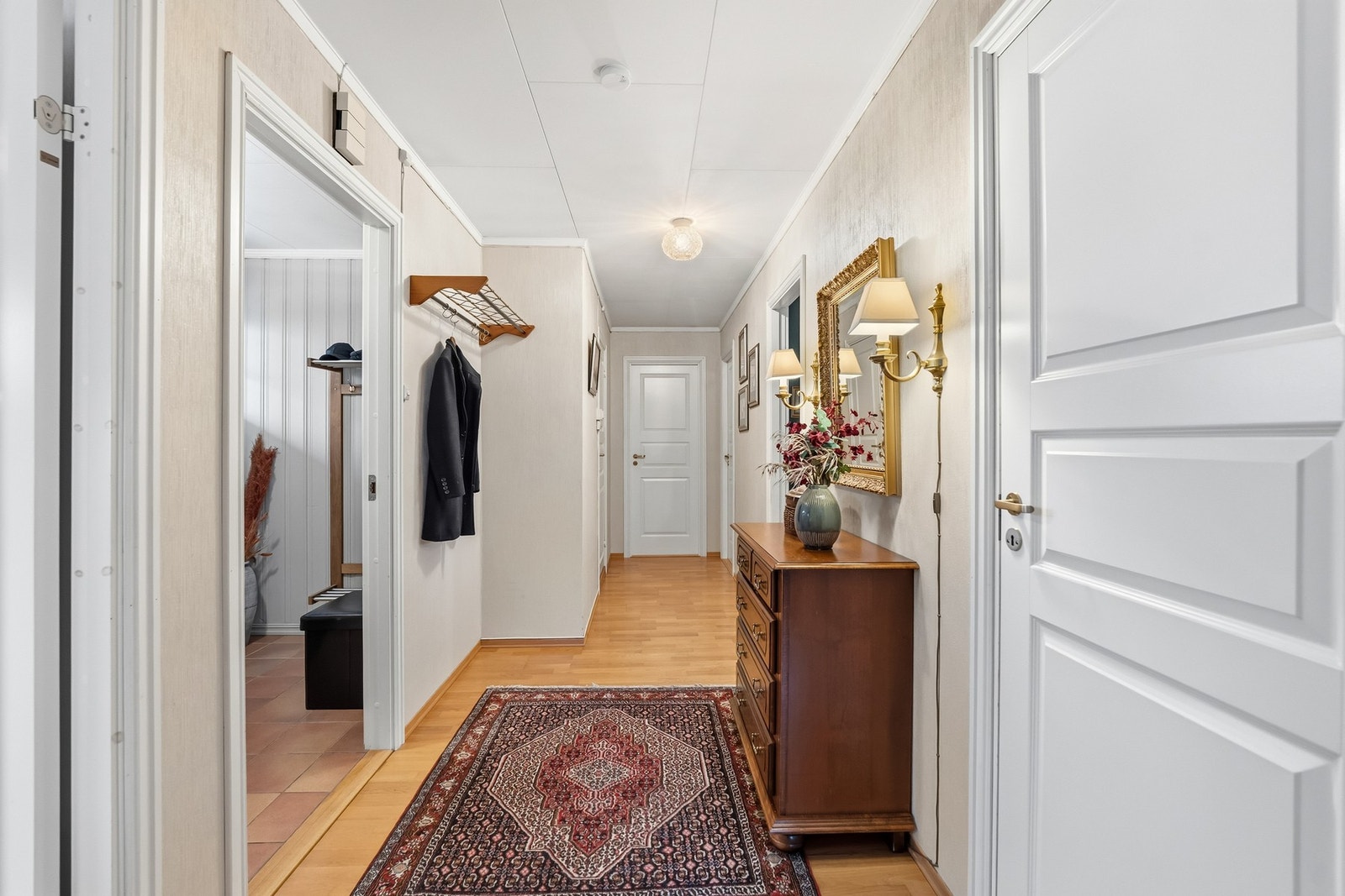 Gang inn mot soverom og toalettrom i 1. etasje. Galleribilde