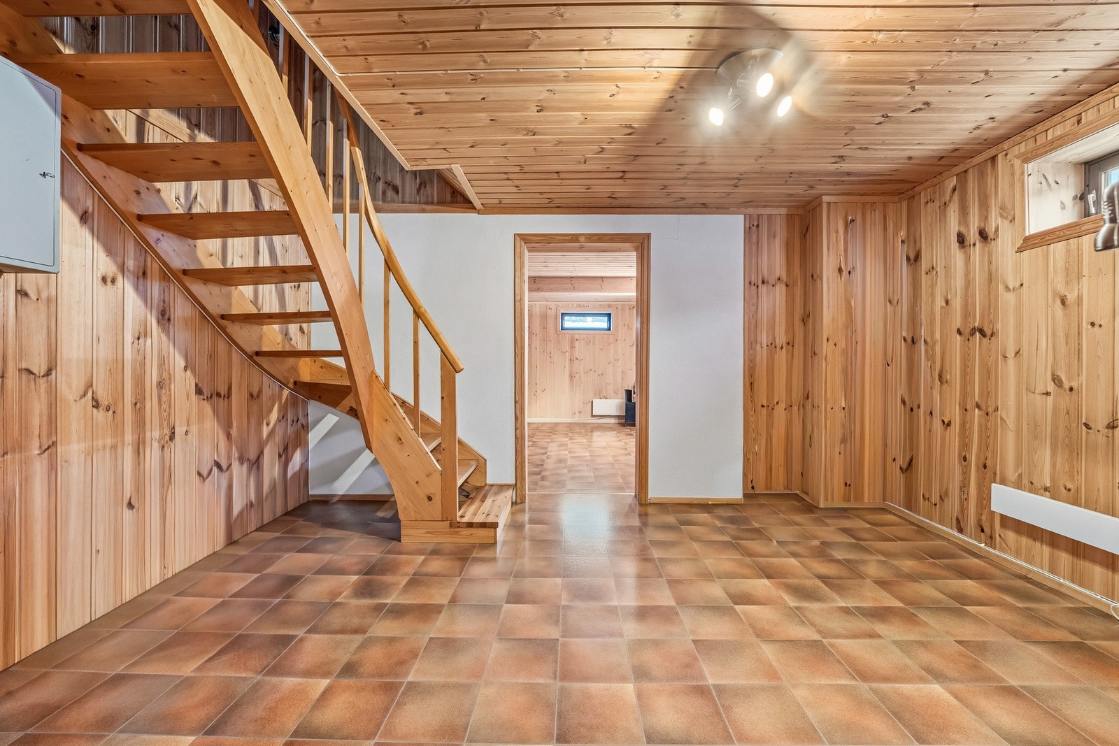 Boligen har gode lagringsmuligheter med blant annet fire boder i kjeller samt et stort disponibelt rom. Ingen av rommene i kjelleretasjen er godkjent for varig opphold - rom for beboelse. Galleribilde