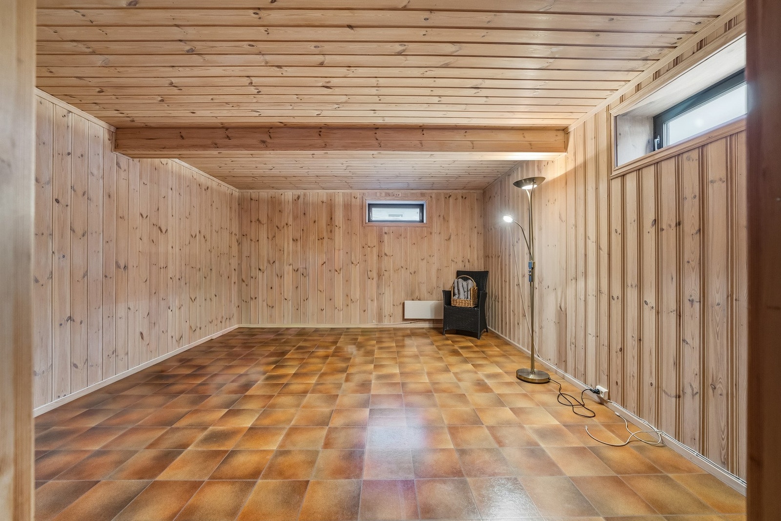 I kjelleretasjen finnes et romslig hobbyrom med panelte vegger og fliser på gulv. Rommet har god størrelse og kan benyttes til lek, hobbyaktiviteter mv. etter eget ønske. Galleribilde