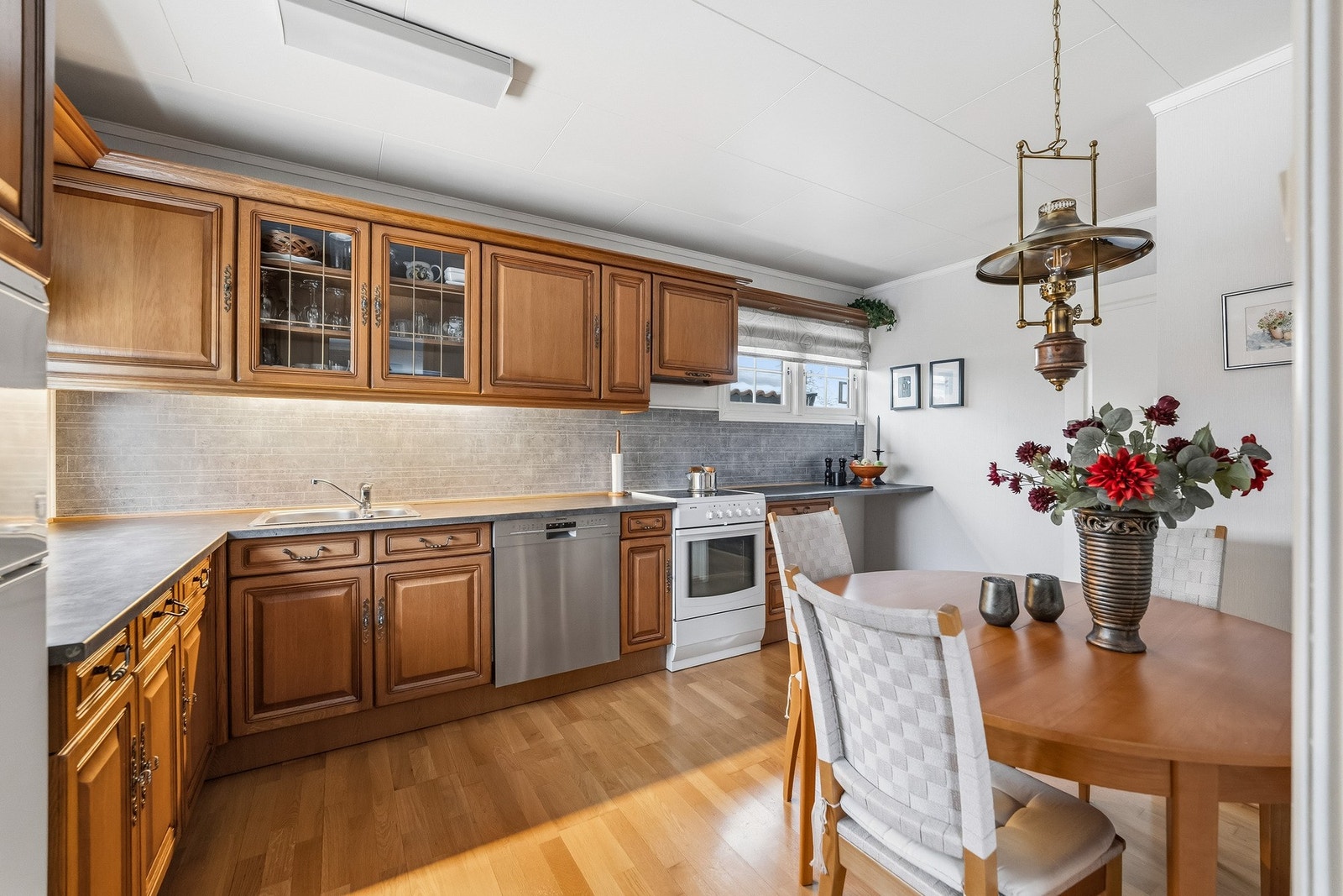 Kjøkkenet er pent og klassisk utformet, med god størrelse og en praktisk vinkelinnredning som gir effektiv utnyttelse av rommet. Galleribilde