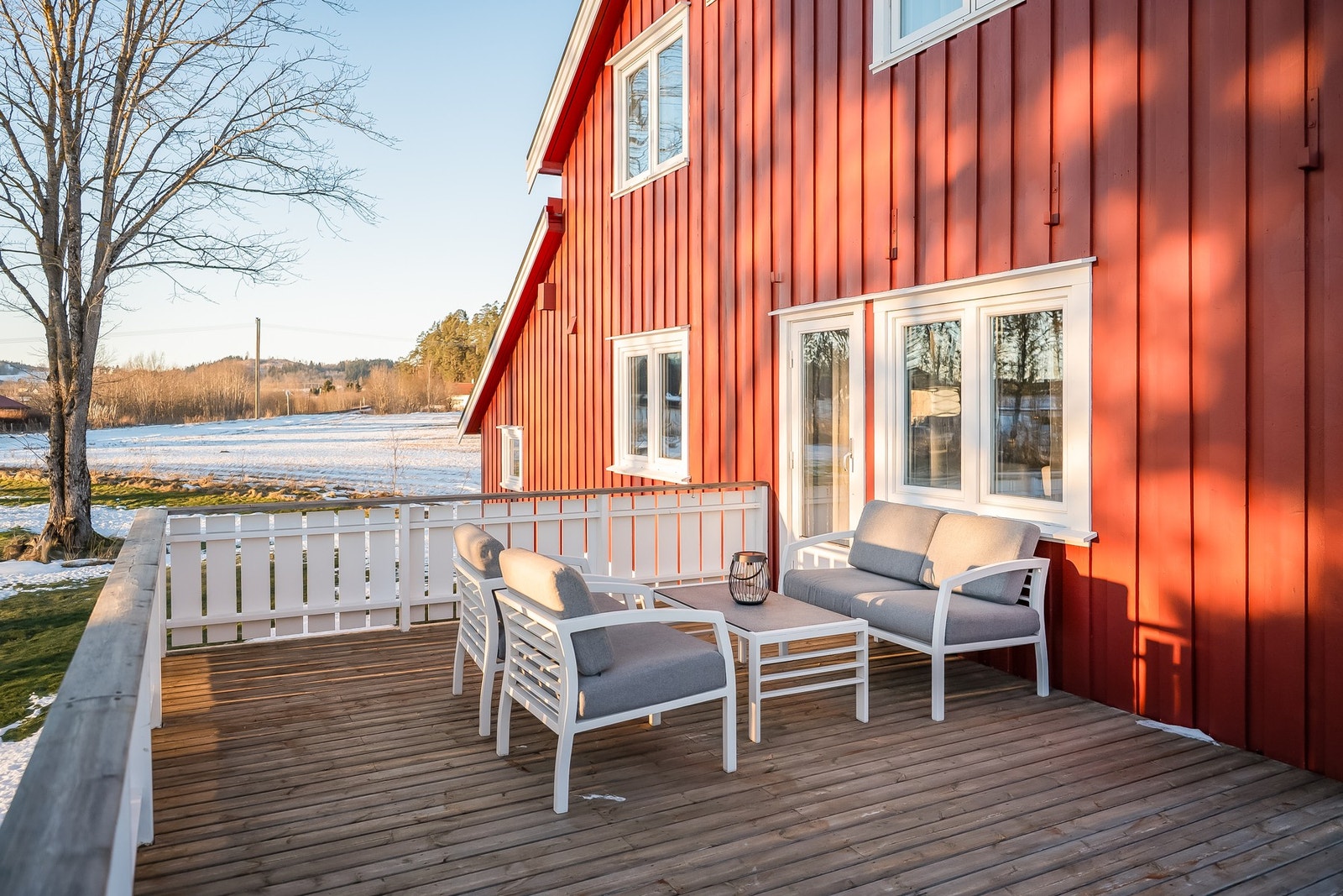 Flere, fine uteplasser med nydelige solforhold fra tidlig morgen og sommerstid har man sola på baksiden til 21-22 tiden. Galleribilde