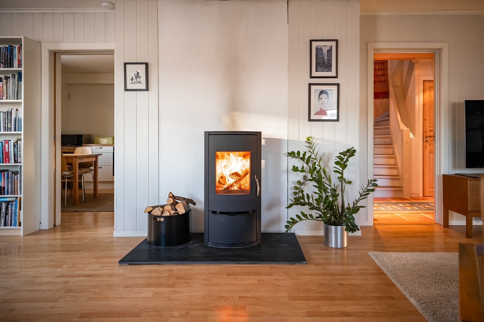 Fint plassert vedovn midt i stuen. Galleribilde