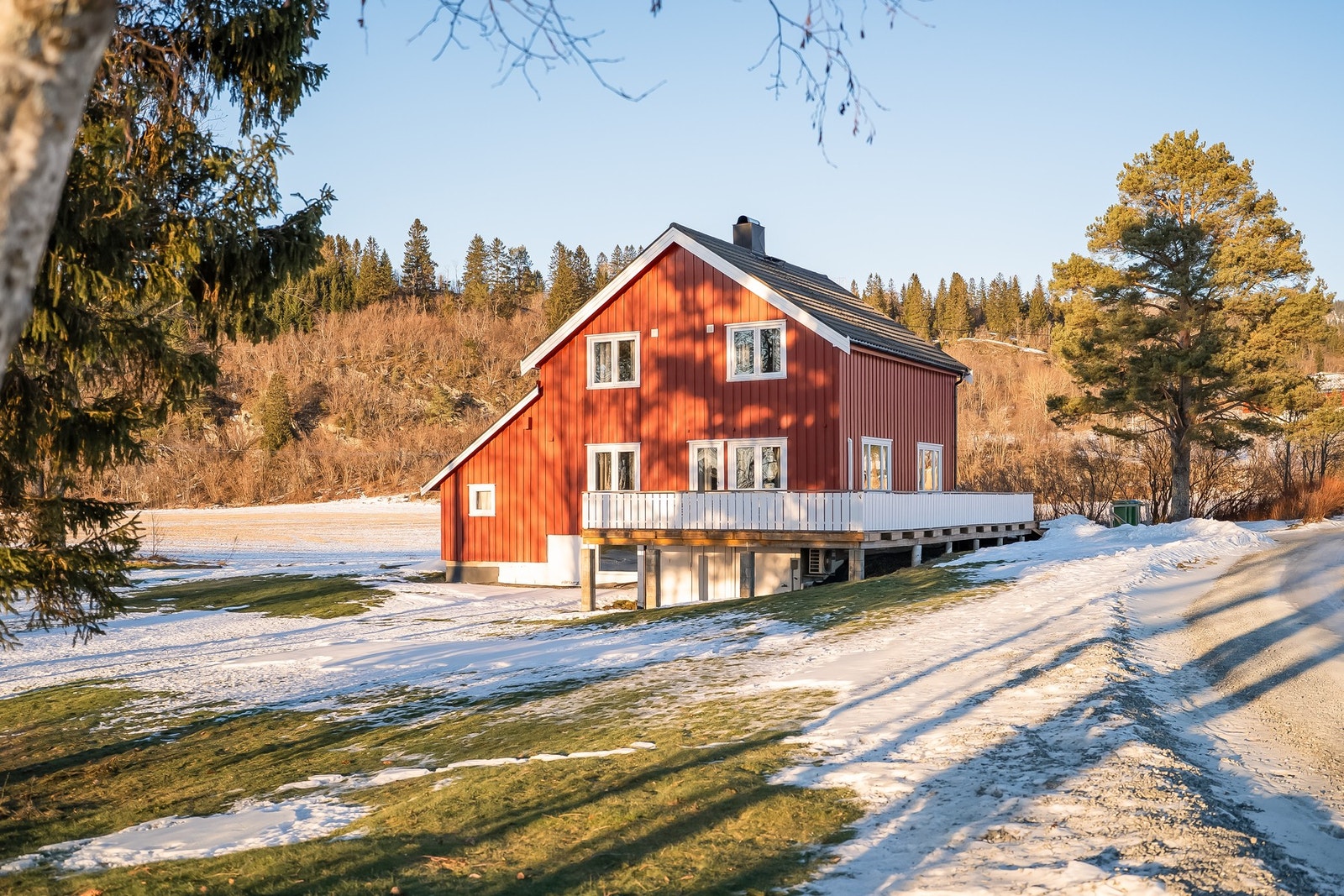 Boligen ligger på en stor egen tomt på hele 2,1 mål, og man har fordelen av å ha god plass rundt seg uten innsyn. Galleribilde