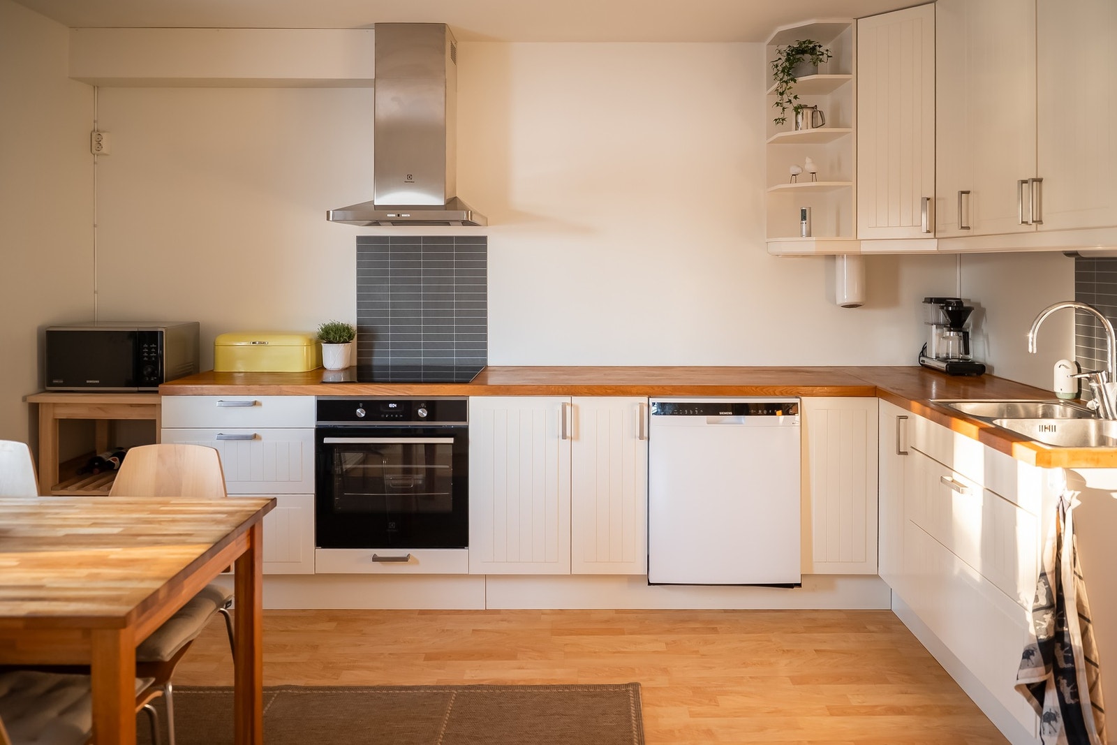 Kjøkken ligger fint for seg selv, men delvis åpning til stue. Galleribilde