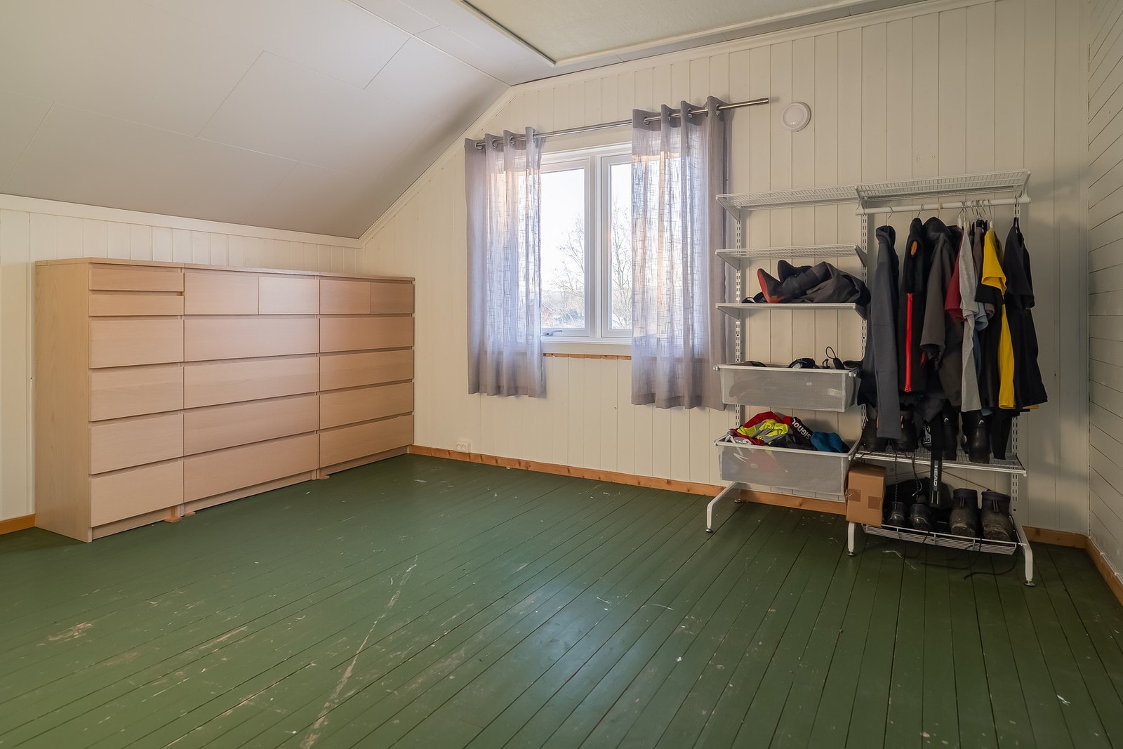 Et av de større soverommene har originale gulv, og brukes idag til lagring. Men veldig god plass for både seng, garderobe eller en ekstra stue. Galleribilde