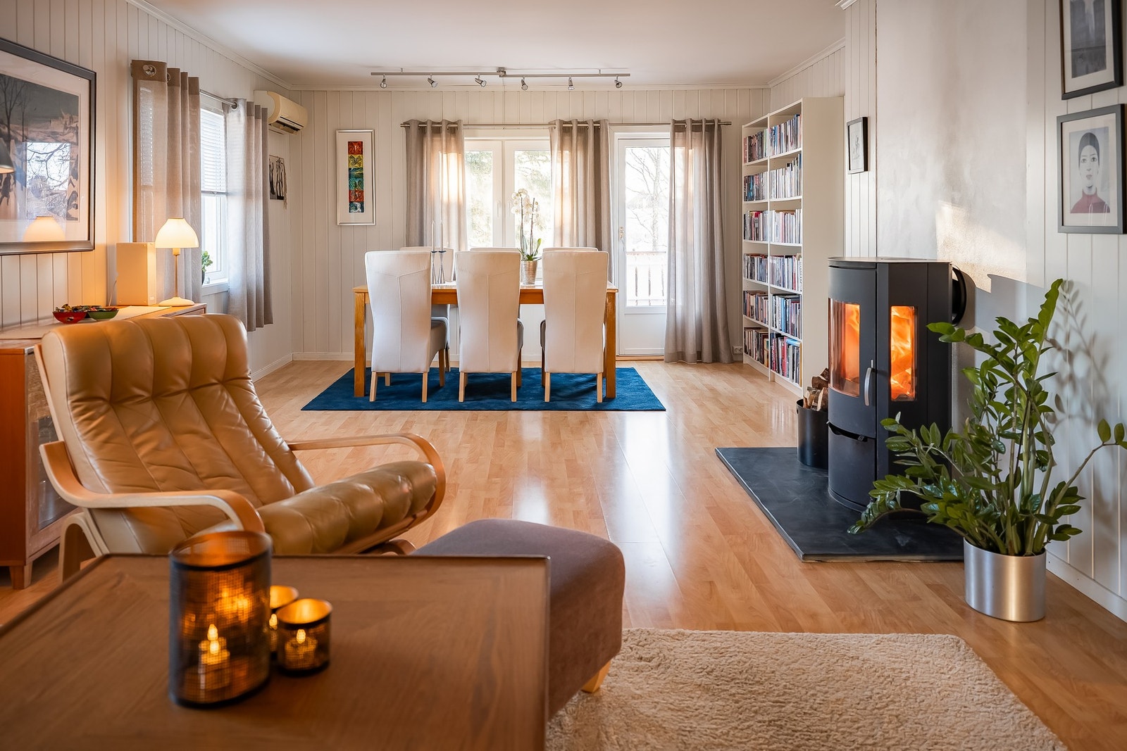 Huset har en stor og fin stue med god plass for flere sittegrupper. Det er både vedovn og varmepumpe. Galleribilde